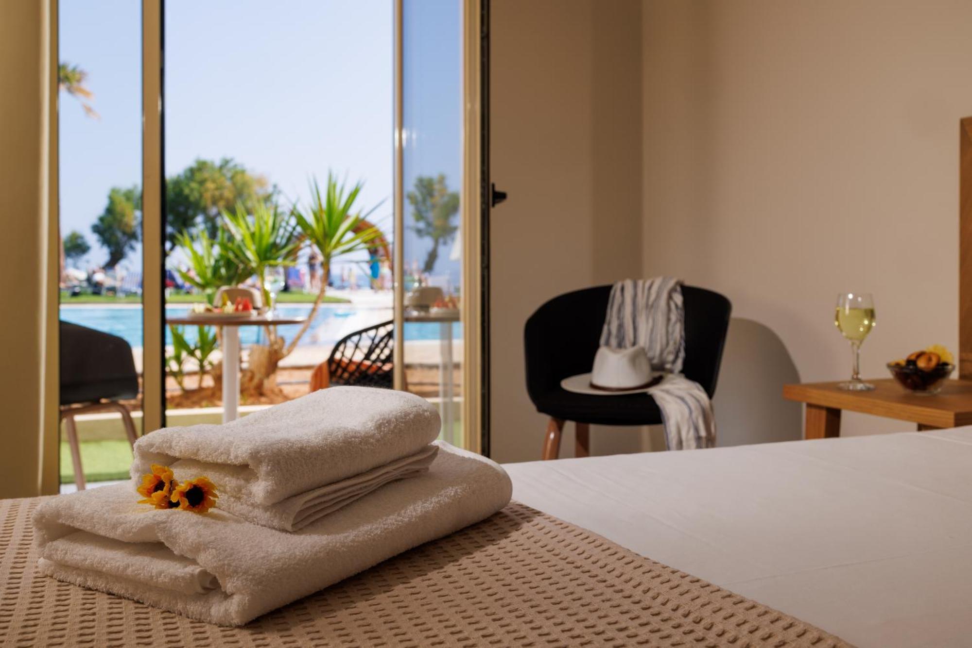 Malia Bay Beach Hotel & Bungalows Exterior photo